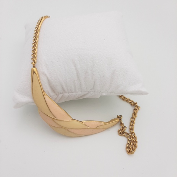 Monet Jewelry - VTG. MONET CREAM ENAMEL & GOLD TONE WAVY CHAIN